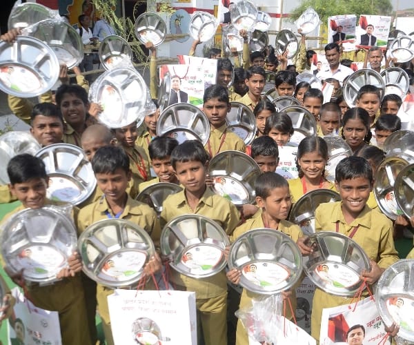 akhilesh yadav distributes pots to school children.
