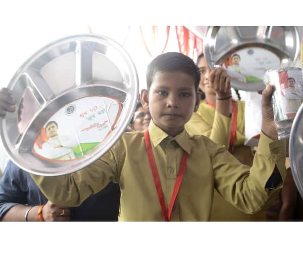 akhilesh yadav distributes pots to school children.