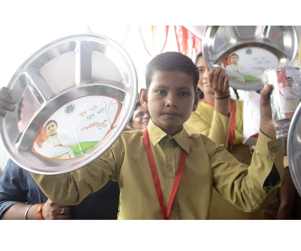 akhilesh yadav distributes pots to school children.