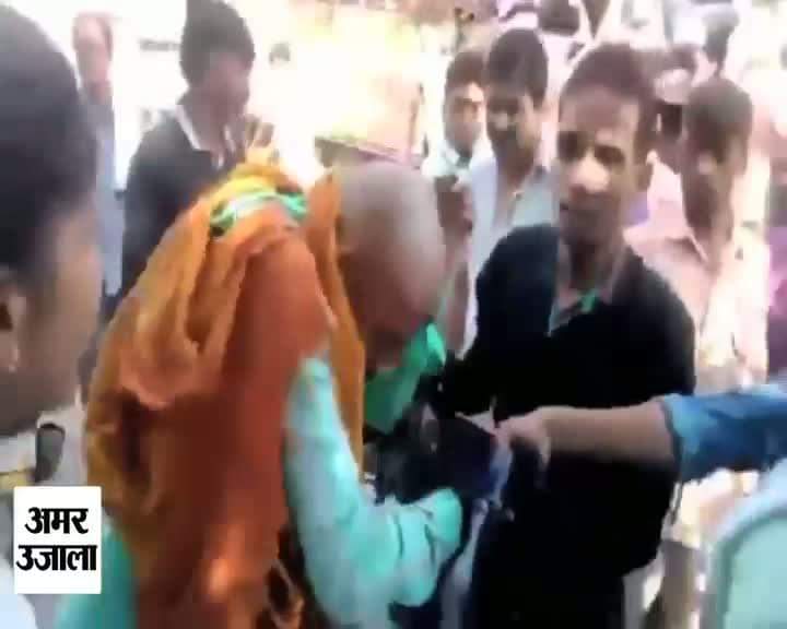 बागपत में मनचलों की पिटाई