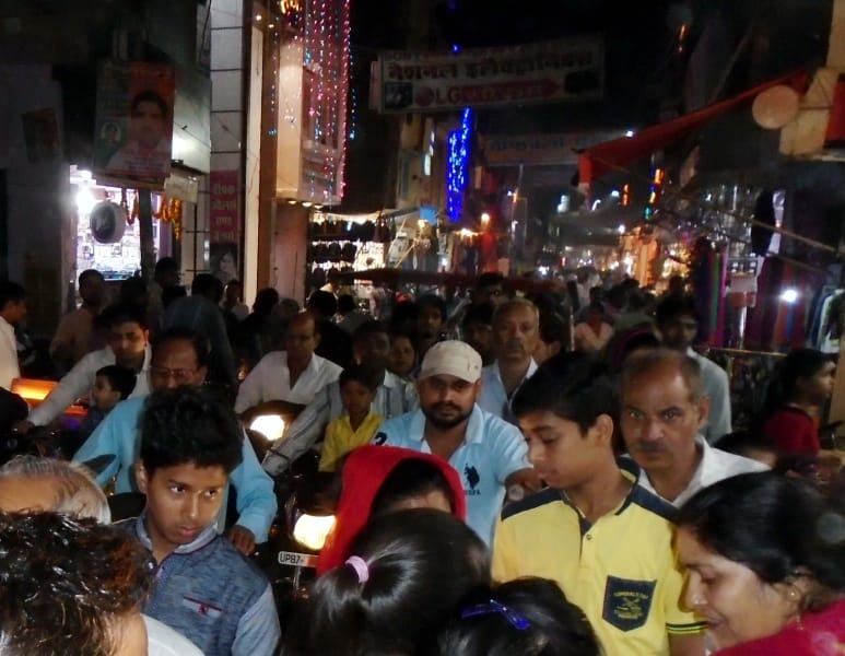 gulajaar baajaar mein chamaka kaarobaar