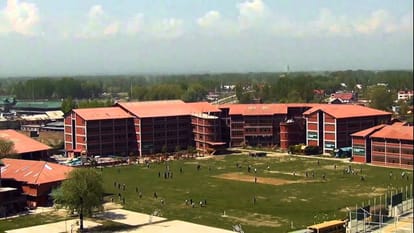 Hurriyat chairman Geelani has bandh calendar for every school except that of his grandchild
