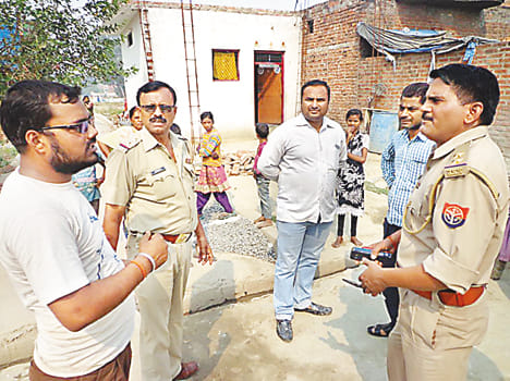 baink ke saamane mahila ka baig chheena