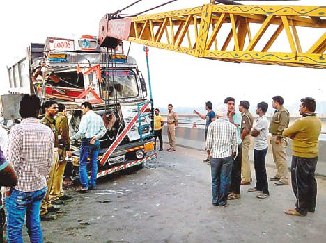Dumper truck clashed six hours jam