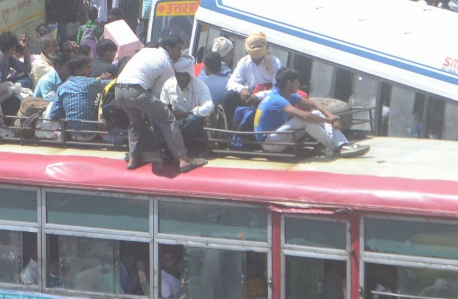 rodavej bason mein musaaphiron ka rela