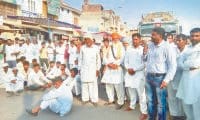 fatehabad, road jaam, farmars unhappy,  protest, fatehabad,  harayana