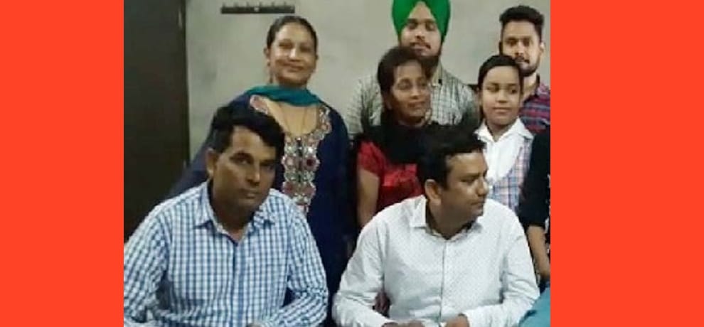 Salute: father drove rickshaw and mother washed pot, son become SDM 