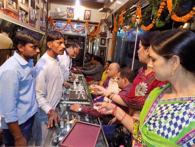 21 crore business on Dhanteras