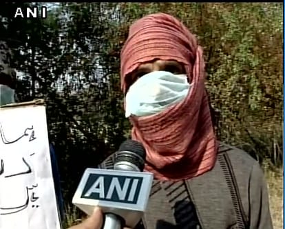 parents opposed the closures of schools in kashmir