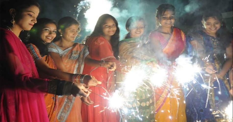 दिवाली: उत्साह के साथ लोगों ने की आतिशबाजी
