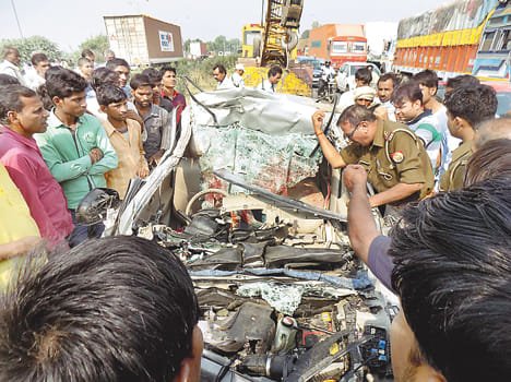 The truck entered the car, five wounded, four Referee