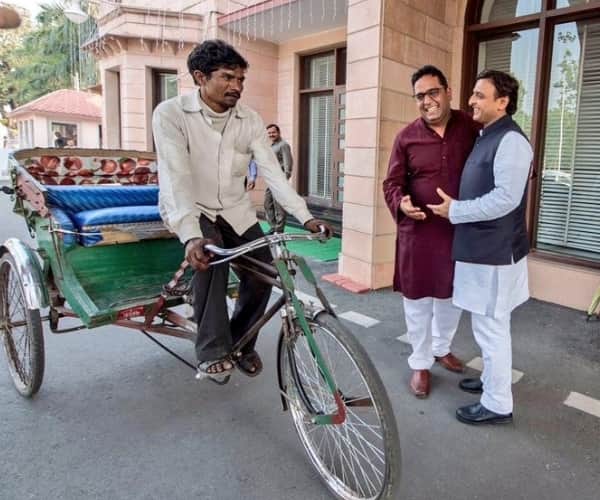  Meeting with chief minister akhilesh yadav changed maniram's life.