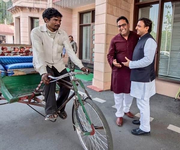  Meeting with chief minister akhilesh yadav changed maniram's life.