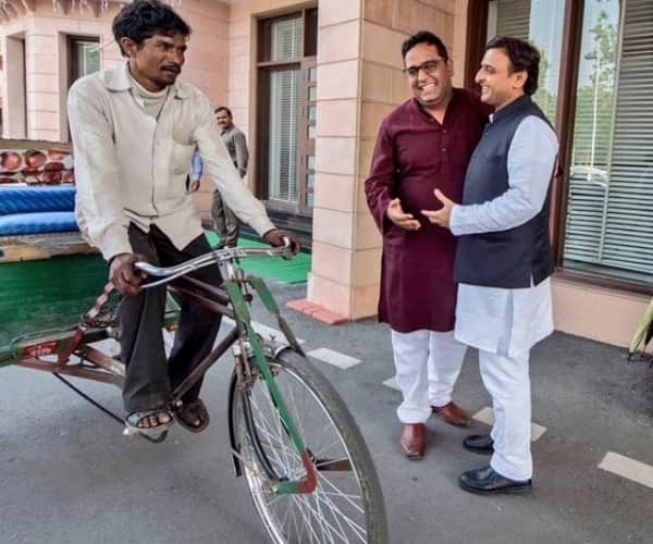 Meeting with chief minister akhilesh yadav changed maniram's life.