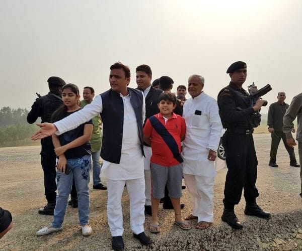  UP CM Akhilesh Yadav drives at lucknow agra express way.
