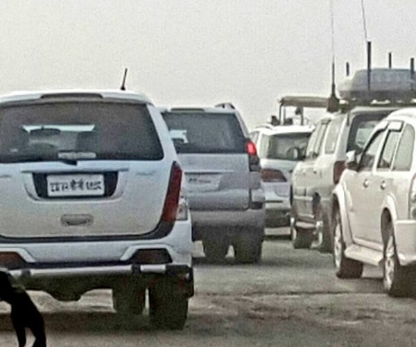  UP CM Akhilesh Yadav drives at lucknow agra express way.