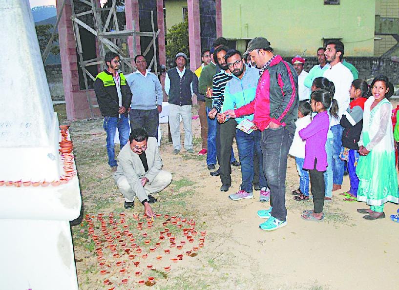 Pithoragarh lit lamps in memory of the martyrs