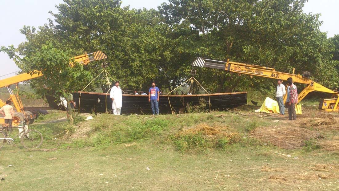 Crane sent to the river motor boat 