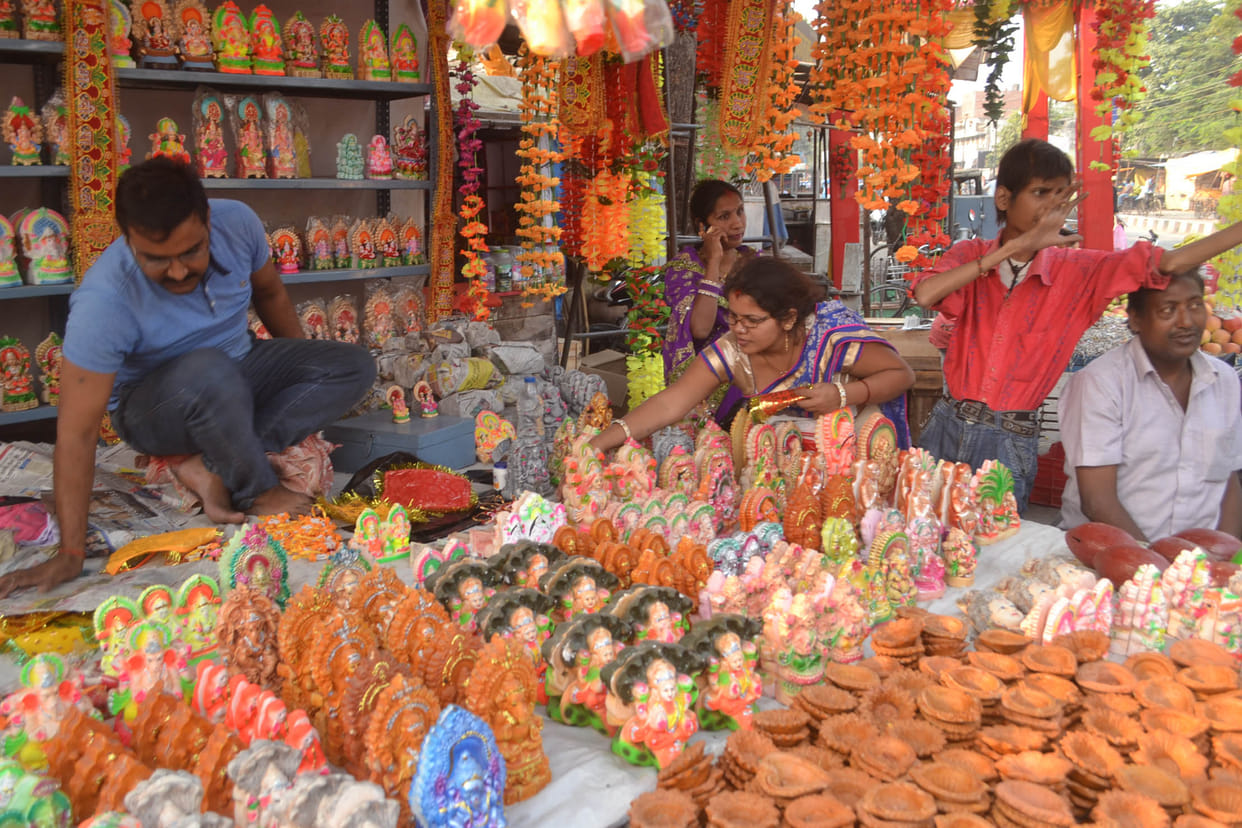 market filled with people