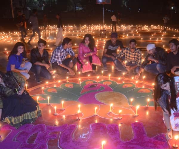  People celebrate deepawali and give tribute to indian soldiers.