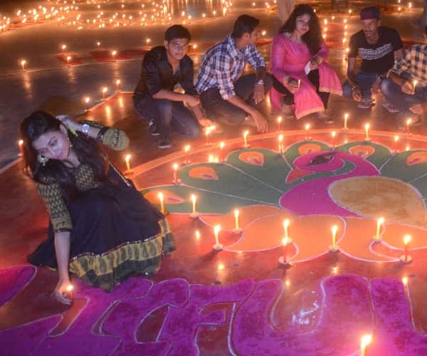  People celebrate deepawali and give tribute to indian soldiers.