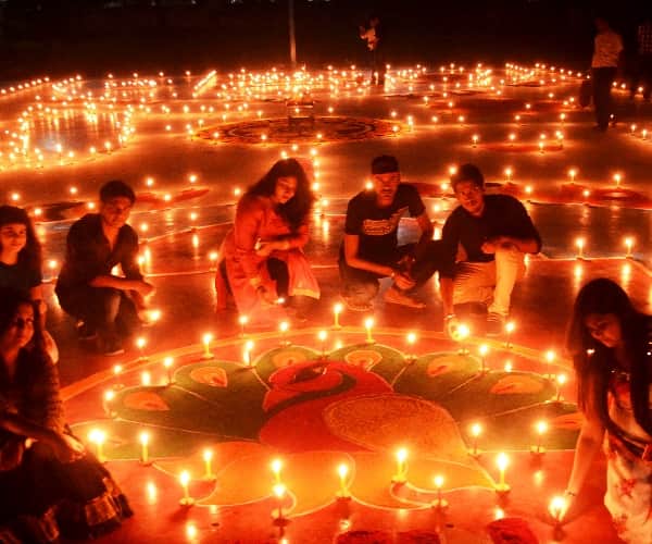  People celebrate deepawali and give tribute to indian soldiers.