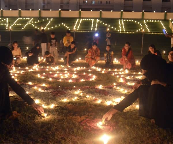  People celebrate deepawali and give tribute to indian soldiers.