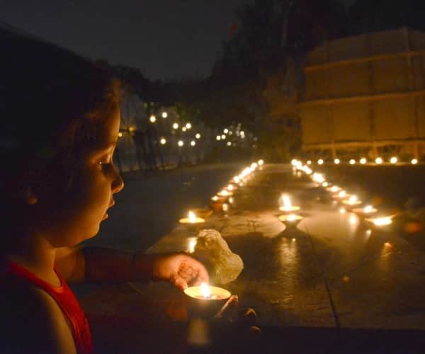  People celebrate deepawali and give tribute to indian soldiers.
