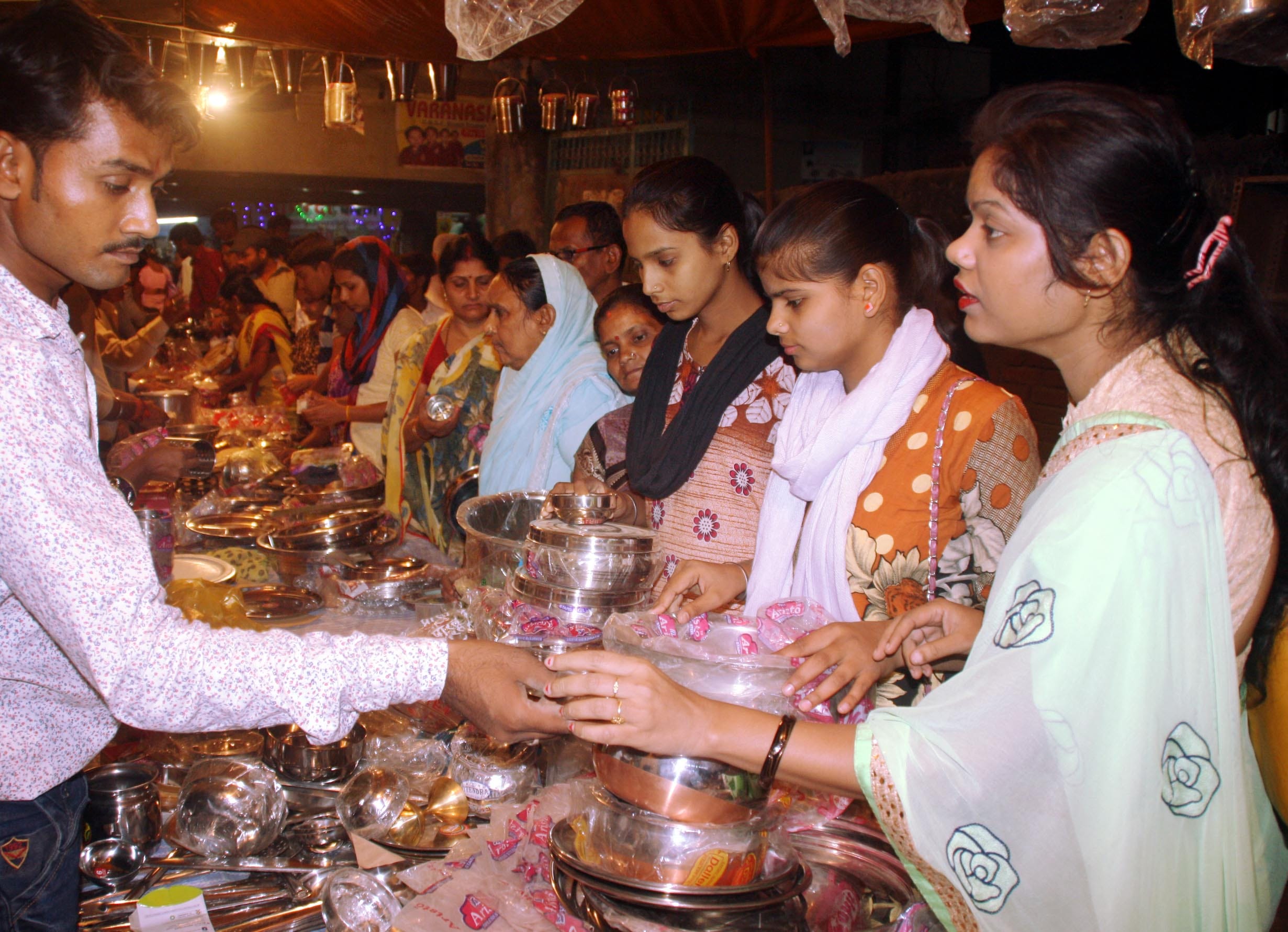 dhanteras 2017, do not buy these items, shopping timings on dhanteras