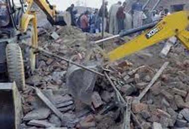 iron warehouse dropped down workers buried commotion and highway jam