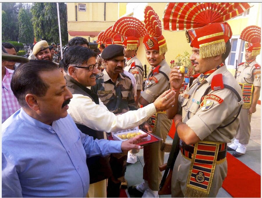jitendra singh celebrated diwali with soldier
