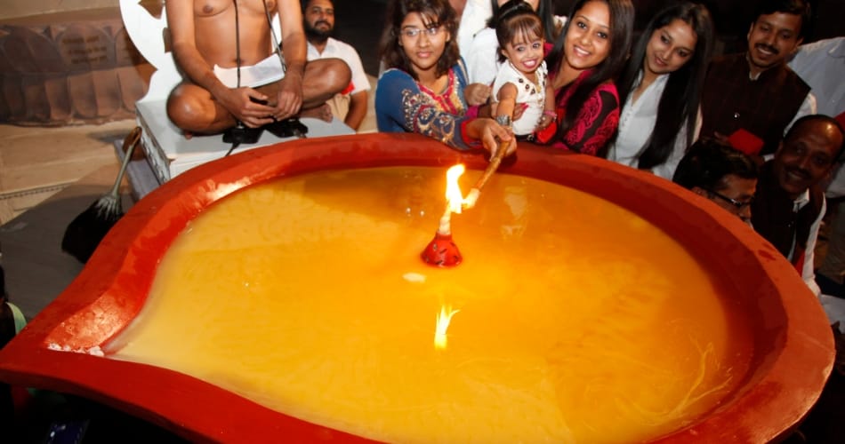 world's smallest lady jyoti amge lighten biggest clay lamp, invited by jain muni tarun sagar