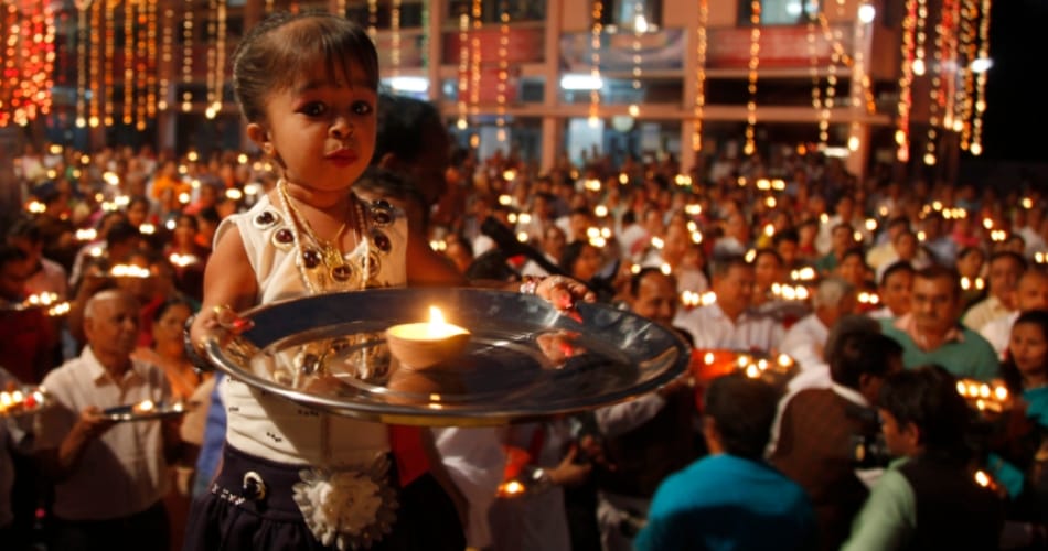 world's smallest lady jyoti amge lighten biggest clay lamp, invited by jain muni tarun sagar