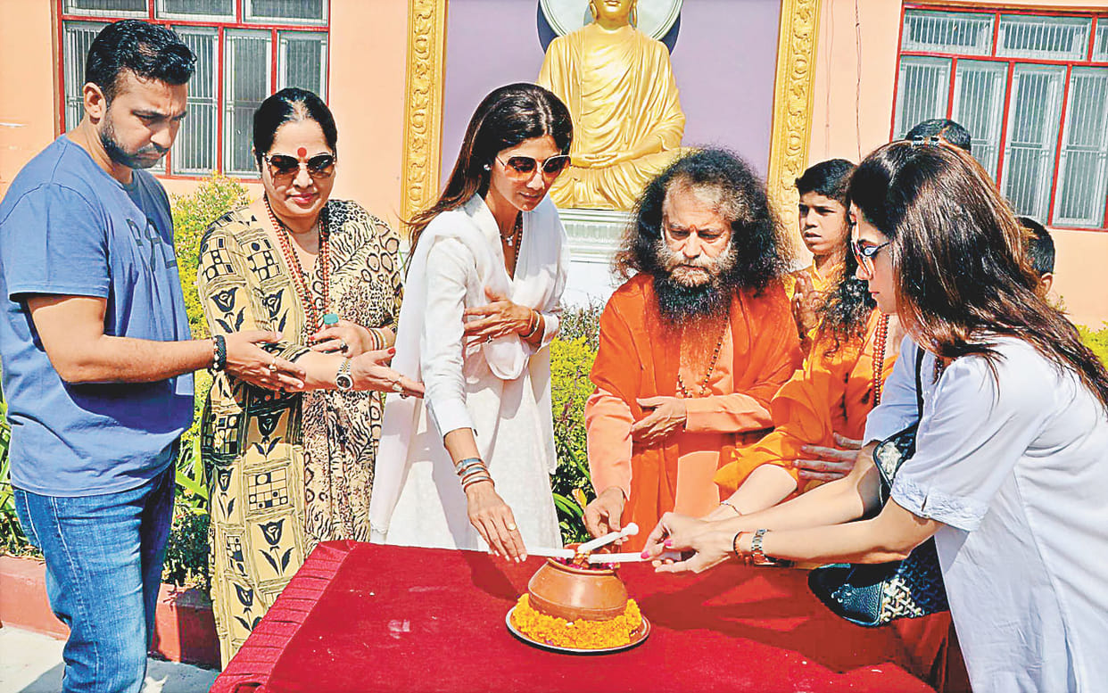 Shilpa heroic martyrs lit lamp