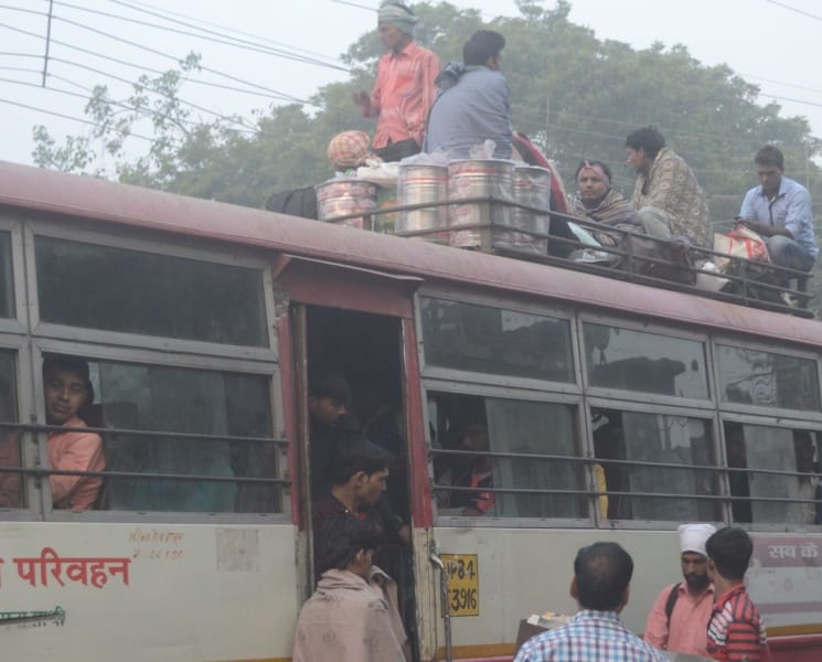 divaalee par bason mein musaaphiron ka rela