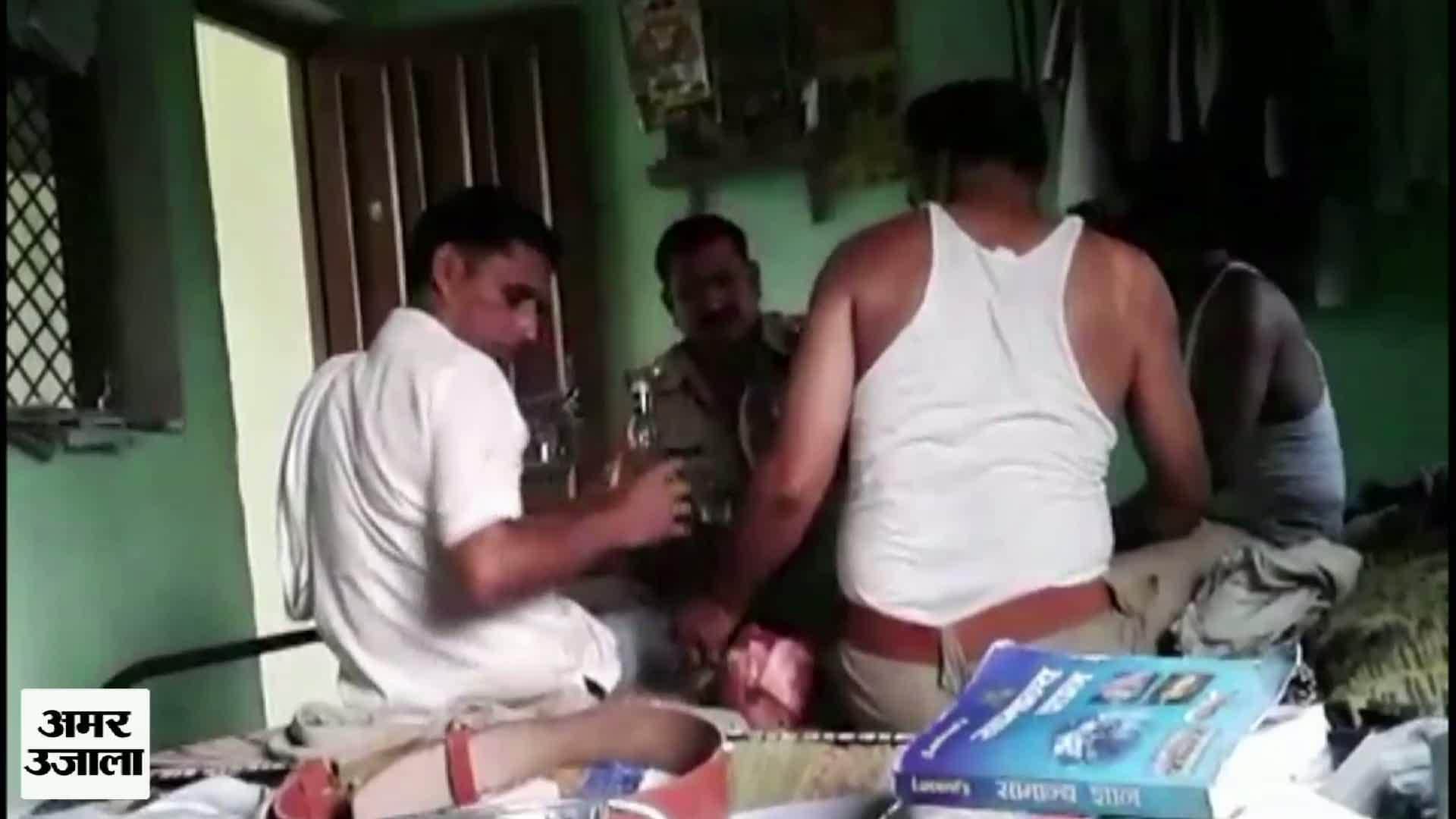 पुलिसवालों की दारू पार्टी