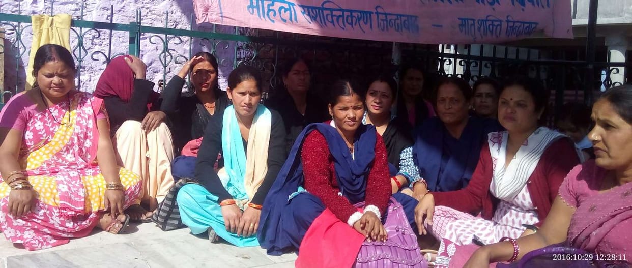Anganwadi Caryktriyan seek alms in Diwali