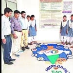 गंगोह के प्रभाज्ञान ज्योति पब्लिक स्कूल में रंगोली दिखाते विद्यार्थी।