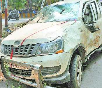 Car falls into ravine, killing one, seven injured