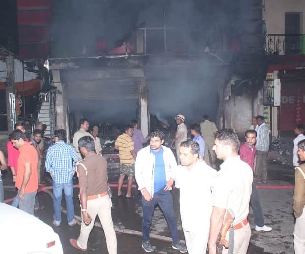 fire in a clothes showroom in lucknow.
