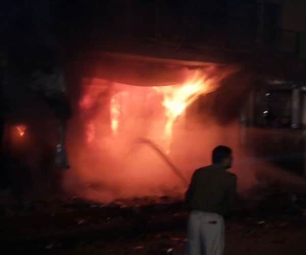 fire in a clothes showroom in lucknow.
