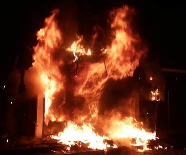 fire in a clothes showroom in lucknow.