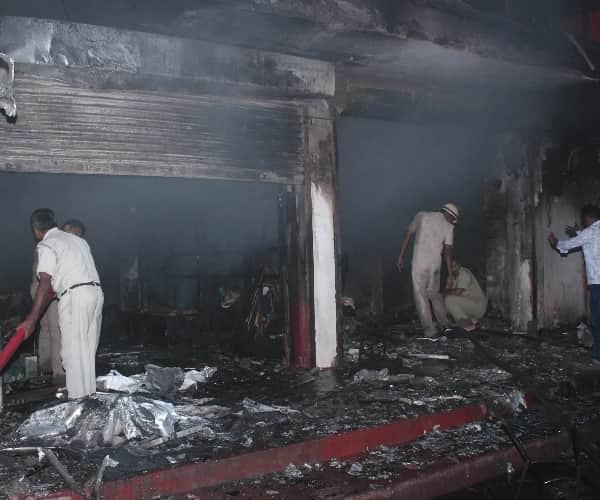 fire in a clothes showroom in lucknow.