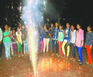 Lamps decorated courtyard house, a splash of fireworks