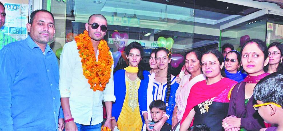 kabaddi world cup star ajay thakur accorded warm welcome in Ghumarwin Bilaspur