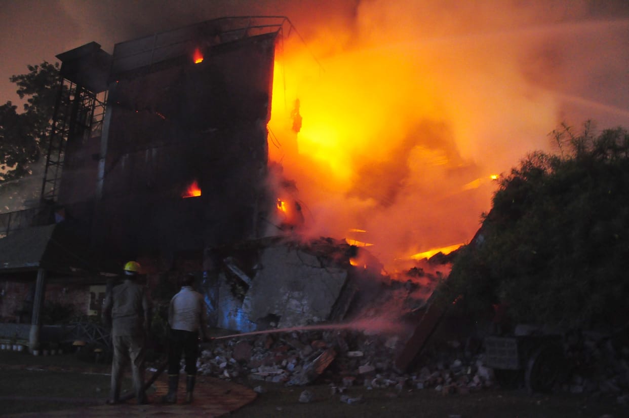 fire in electric goods godown in lucknow.