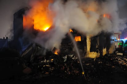 fire in electric goods godown in lucknow.