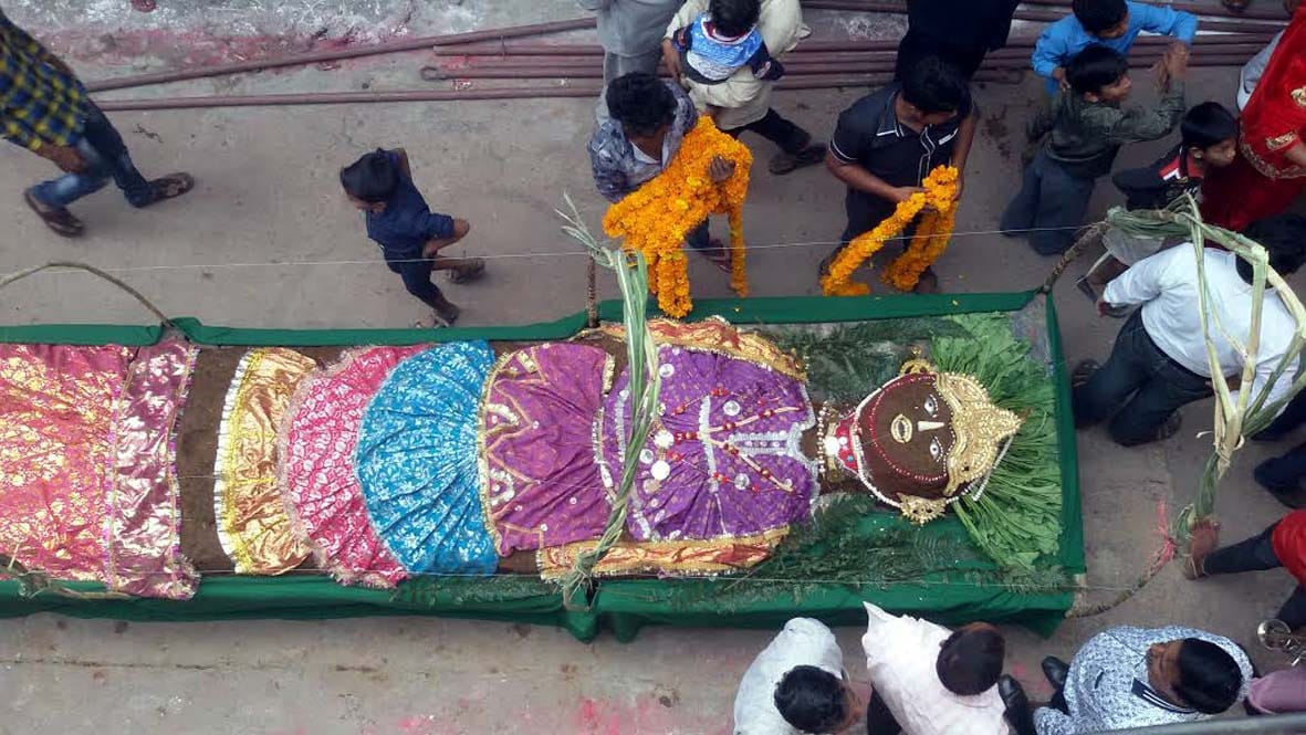 Homes sit Govardhan God