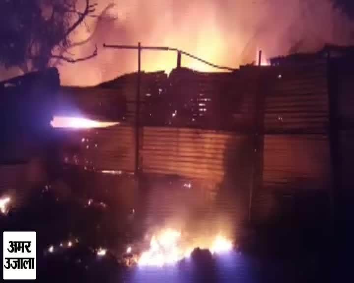 मऊ के कबाड़ी दुकान में लगी आग