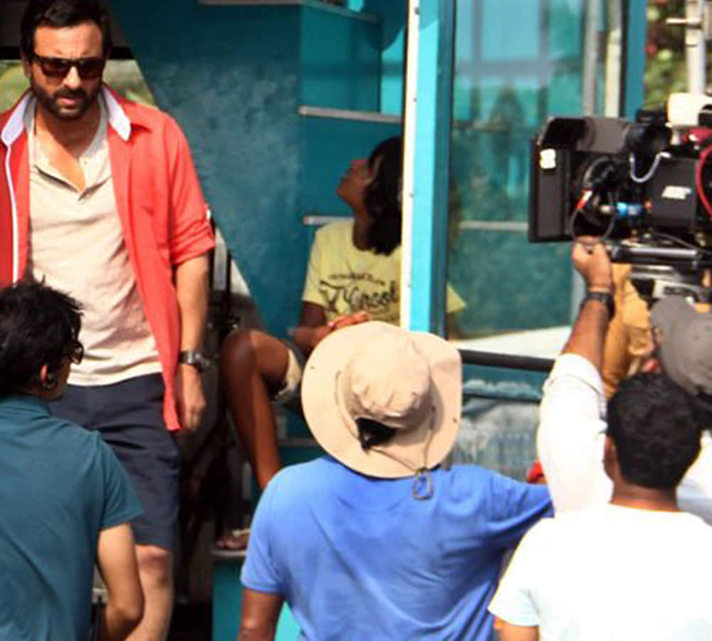 Woman disrupts the shoot of Saif's film 'Chef' in Kochi